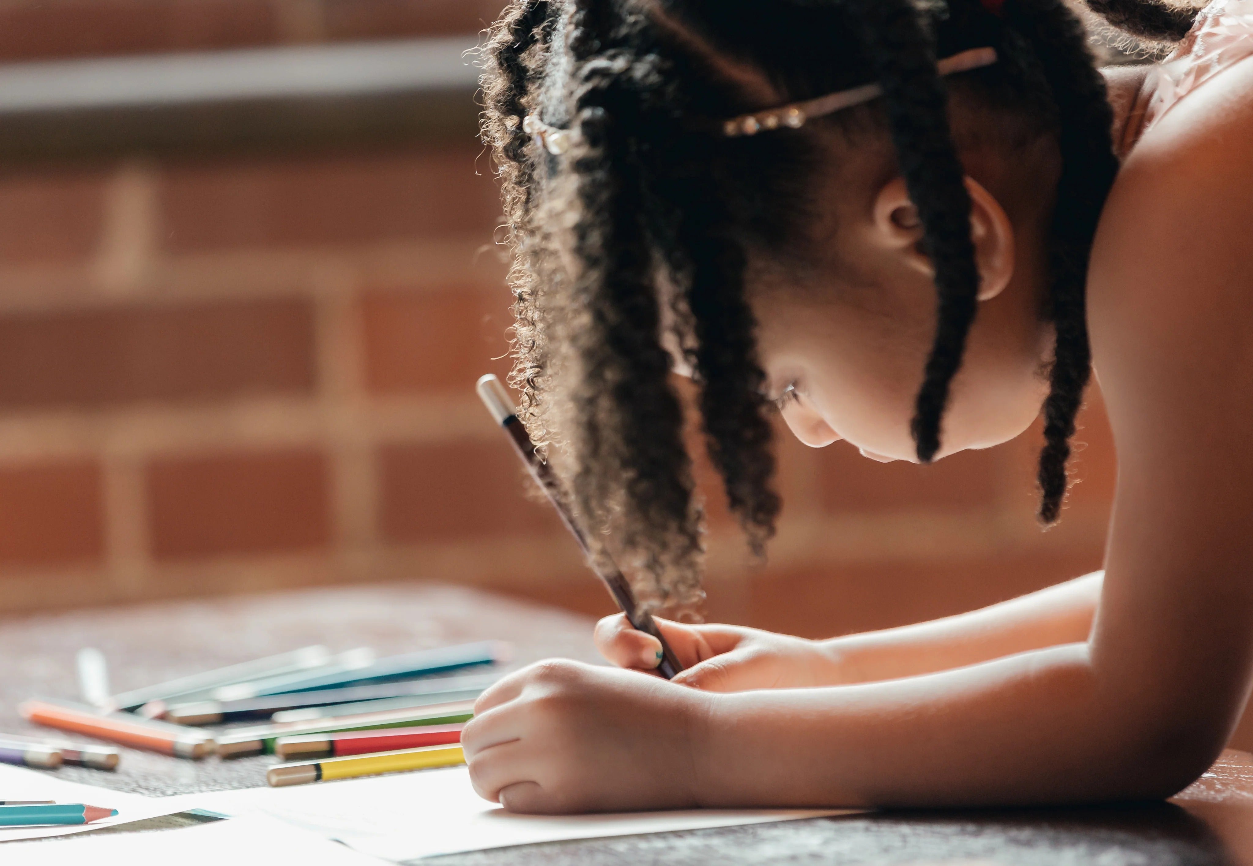 files/imageye___-_imgi_11_little-girl-drawing-is-focused.jpg